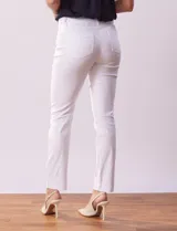 Pantalón de gabardina elastizada color beige, marca Tahari. Corte slim, pretina con pasadores, cierre y broche interno. Delantera y trasera con bolsillos.
