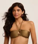 Top de bikini bandeau color verde oliva, con tirantes finos al cuello y detalle de aros de paja en el centro.
