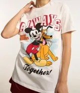 Remera blanca de algodón con cuello redondo y mangas cortas. Estampado frontal de Mickey Mouse y Pluto con la frase 'Always Together!'.