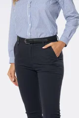 Pantalón skinny color gris topo de gabardina elastizada, con bolsillos delanteros y traseros, y pasacintos.