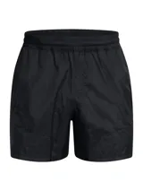 Short deportivo negro de tejido de alto rendimiento, inspirado en la colección Terrace96 de Under Armour. Diseño con corte holgado y cintura elástica. Ideal para entrenamiento y uso urbano.