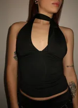 Top negro con escote halter y espalda descubierta.