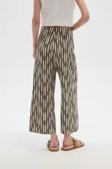 Pantalón recto de poliéster con estampado a rayas verticales en blanco y negro.