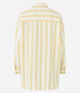 Camisa de viscolino con estampado de rayas verticales amarillas y blancas, corte alargado, cuello inglés, mangas largas y bolsillo en el pecho.