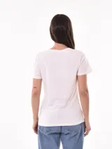 Remera negra de algodón con estampado frontal de la palabra "MERCI" en letras delineadas con colores del arcoíris.
