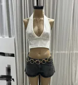 Top halter negro con lentejuelas, espalda descubierta y escote pronunciado.