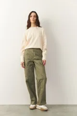 Pantalón recto color beige, de algodón elastizado, con seis bolsillos y botones a tono.