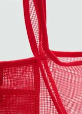 Bolso shopper rojo de malla con bolsillo interior y doble asa.