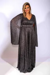 Vestido plisado negro con mangas largas y escote en V, ideal para ocasiones elegantes.