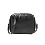 Bandolera negra de cuero con correa ajustable y cierre de cremallera doble.