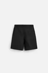 Bermuda regular fit negra confeccionada en tejido de lino. Cintura elástica ajustable con cordón y pliegues frontales. Bolsillos frontales y detalle de bolsillos traseros de plastrón.