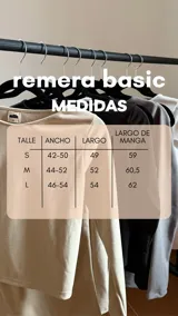 Remera negra de manga larga con cuello tipo bote, confeccionada en jersey térmico.