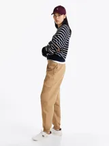 Pantalón de jogging color beige, de corte cónico y cintura elástica con cordón.