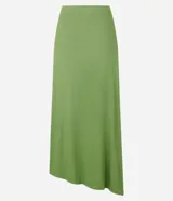 Pollera midi evasé color verde, confeccionada en tejido de punto rib con viscosa certificada, de corte asimétrico y cintura elástica.