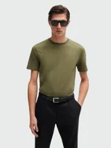 Camiseta color tostado de corte clásico con cuello redondo y logo bordado en el pecho.