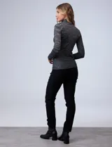 Buzo de tejido elastizado melange, color gris, con diseño de cuello alto y manga larga, de la marca Tahari.
