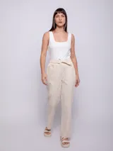 Pantalón de algodón con corte central en las piernas, cuenta con pretina elástica y hebilla metálica, y dos bolsillos frontales.