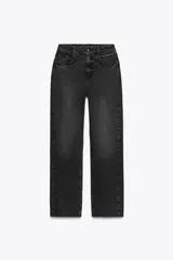 Jeans tobilleros de tiro alto color negro, corte recto y cinco bolsillos.