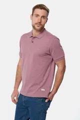 Remera polo piqué lisa color salmón, con cuello en rib y botones personalizados.