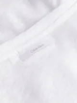 Remera blanca de lino con cuello en V y mangas cortas.