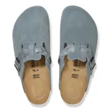 Zueco Birkenstock Boston de cuero gamuzado color gris basalto con correa ajustable con hebilla metálica.
