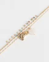 Collar corto dorado con doble cadena, una con dijes de estrellas y otra con dijes de corazón dorado y piedra rosa.