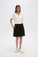 Short de lino color blanco, de calce alto y con bolsillos laterales.