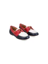 Mocasín náutico color marrón claro, confeccionado en 100% cuero, con cordones delgados en la parte superior y ojales metálicos en los laterales.