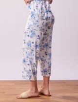 Conjunto de pijama marca René Rofé, compuesto por remera de tejido soft estampado con escote en V y botones, y pantalón capri con cintura elastizada.