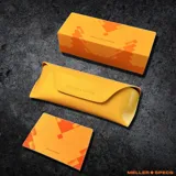 Armazón de acetato color caramelo, de forma cuadrada y estilo retro, con patillas delgadas y núcleo de metal plateado.