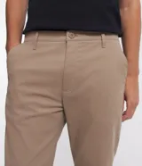 Pantalón de vestir color gris claro, de corte slim fit y largo cropped.