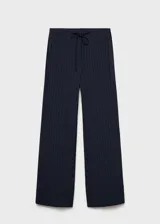 Pantalón gris con raya diplomática, de tiro medio, corte recto y lazo a la cintura.