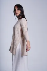 Sweater negro de punto con diseño de ochos, cuello redondo y mangas largas.