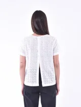 Blusa azul claro con pequeños calados en forma de flor.