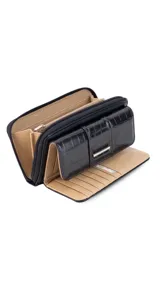 Billetera larga color beige, con solapa y broche a presión. Tiene un compartimento frontal con tarjeteros, visor y bolsillos, y un compartimento posterior con monedero con cierre, tarjeteros y bolsillos. Incluye un bolsillo trasero con cierre.