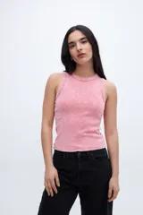 Musculosa rosa de algodón con textura marmolada y bordado central.