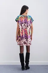 Vestido corto evasé con lentejuelas multicolores, escote en V y mangas cortas.