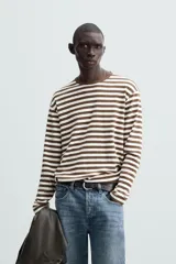 Remera de manga larga a rayas horizontales marrones y blancas, de corte recto y cuello redondo.