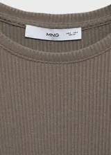 Camiseta color marrón de tejido de canalé con cuello redondo y mangas largas.