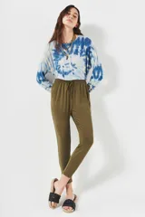 Pantalón babucha color verde militar, con cintura elástica ajustable con cordón.