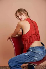 Chaleco rojo ladrillo de gamuza con flecos.