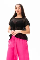 Remera negra de red con mangas cortas y corte holgado.
