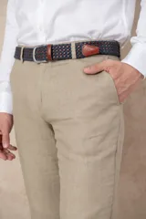 Pantalón de vestir para hombre, color beige claro, de corte slim fit y tejido de lino.