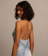Vestido midi de tul con forro, estampado abstracto en tonos celeste y blanco, breteles finos cruzados en la espalda y corte al bies.