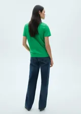 Remera blanca de algodón con cuello redondo y mangas cortas.