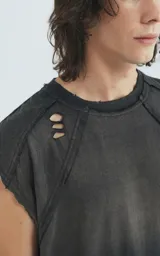 Remera negra sin mangas con efecto degradado y roturas en los hombros, de corte oversize.