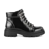 Botas de caña media color negro charol, con cordones y suela track.