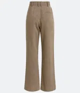 Pantalón de vestir de corte ancho, color marrón con textura tweed. Tiene cintura alta con trabillas, pliegues frontales, bolsillos laterales y un bolsillo trasero.