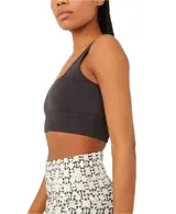 Top deportivo sin mangas color negro, con escote cuadrado y tirantes anchos. Presenta un diseño acanalado en la banda inferior.