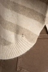 Sweater de punto con cuello redondo, manga larga y diseño de rayas horizontales alternando beige claro y beige melange. Presenta un calce ajustado y un ruedo con aberturas laterales redondeadas.